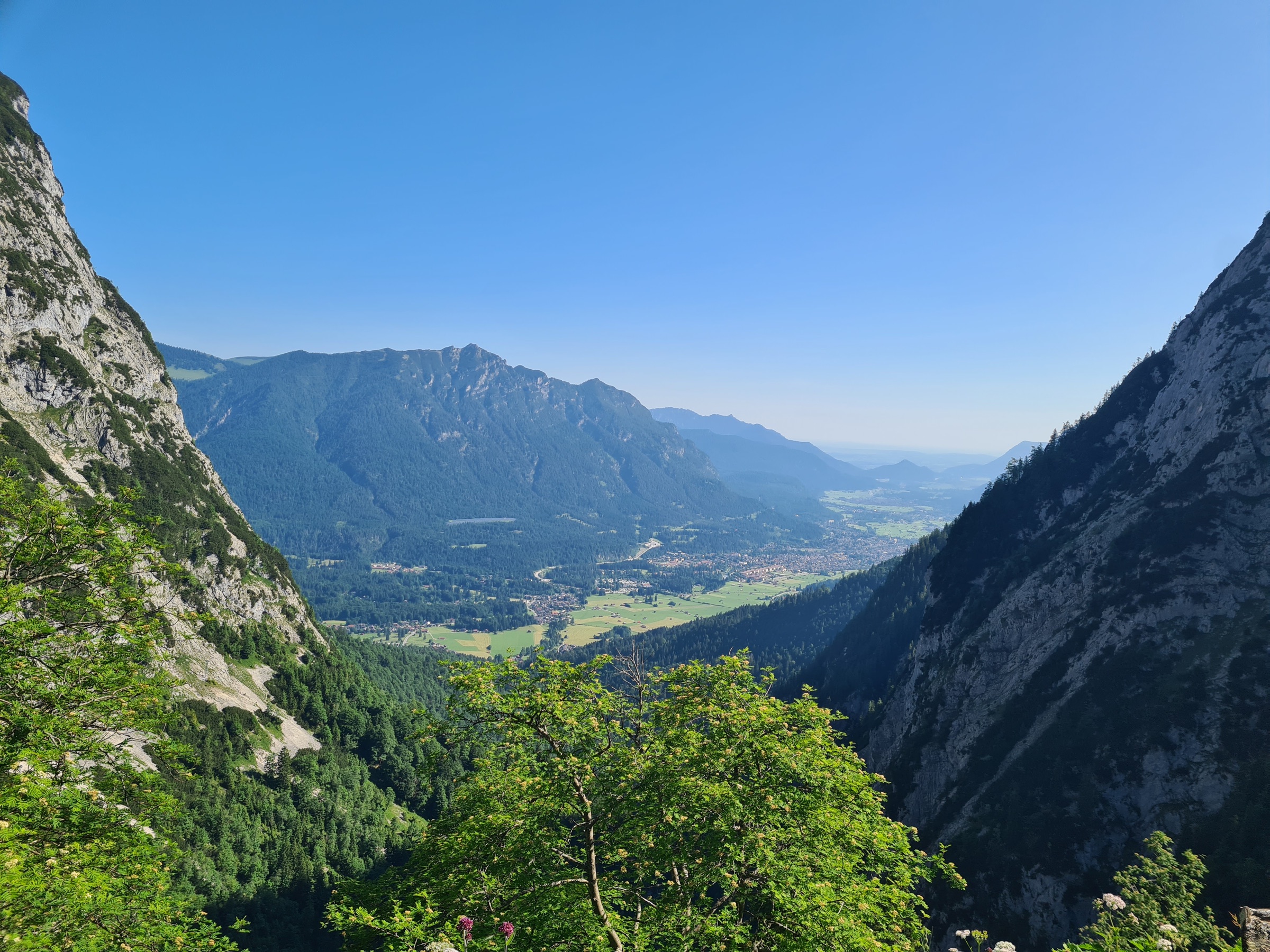 Blick über ein Bergtal mit Gipfeln im Hintergrund
