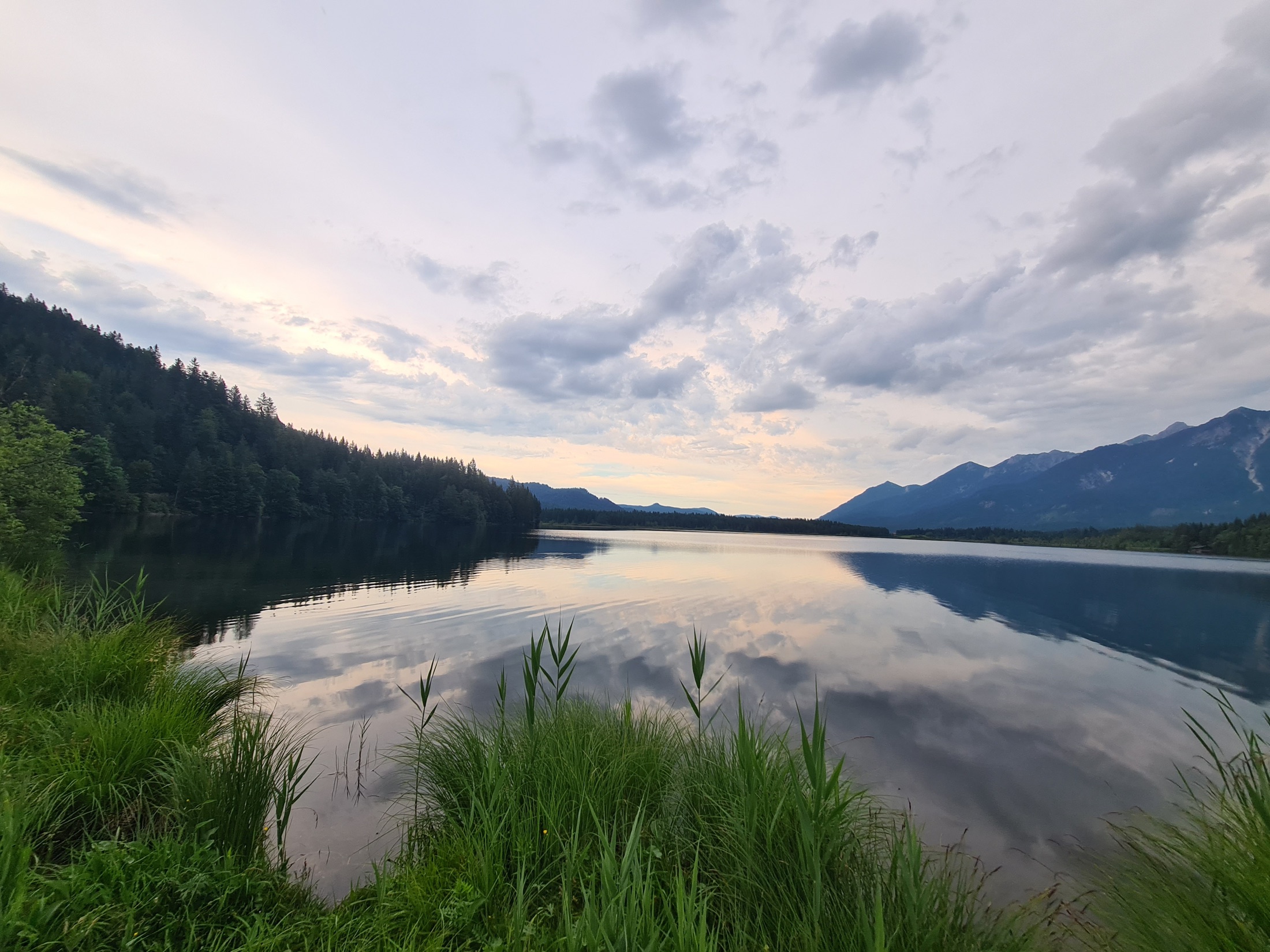 Ruhiger Bergsee mit Spiegelung