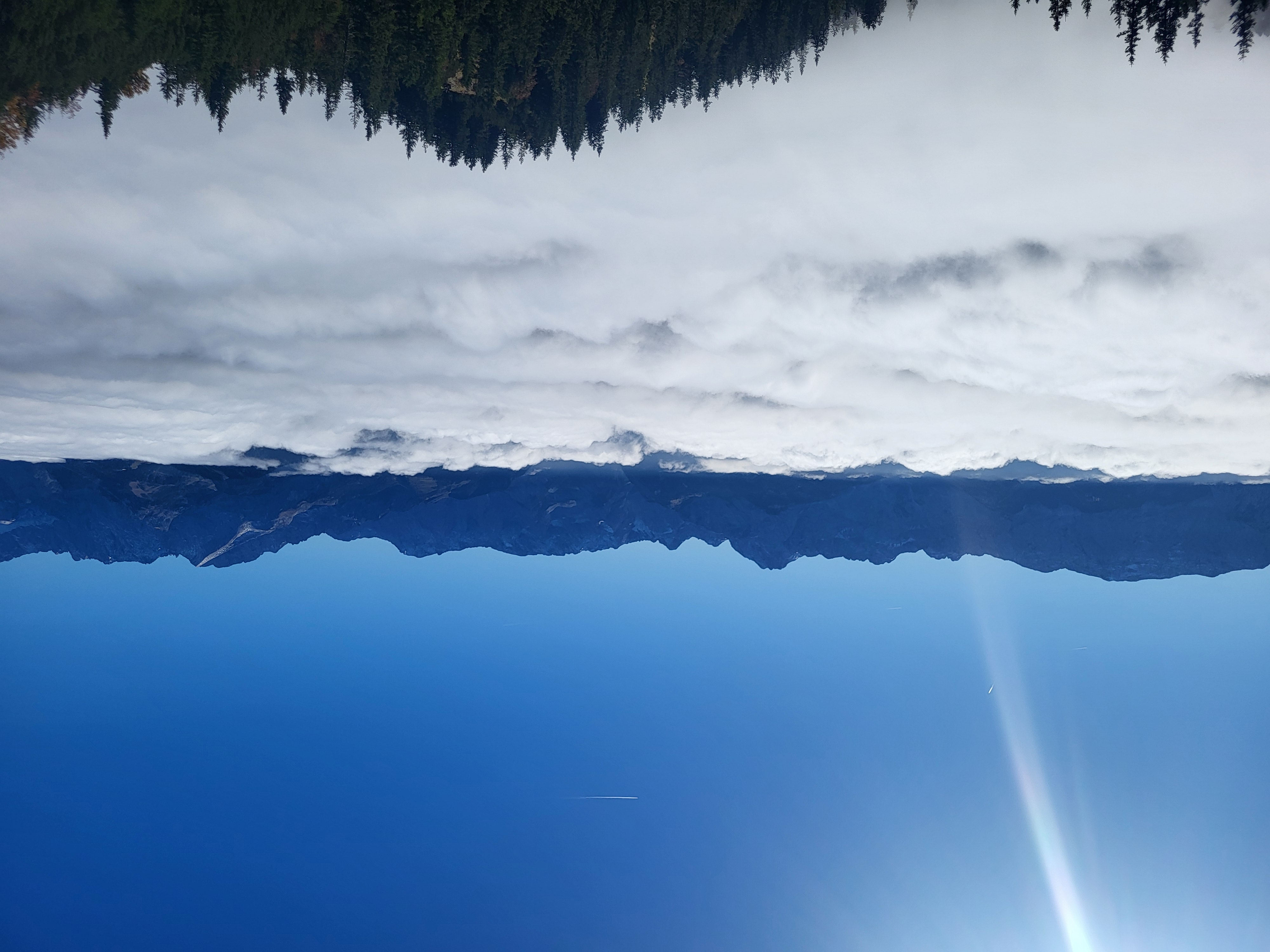Berge ragen über ein Wolkenmeer